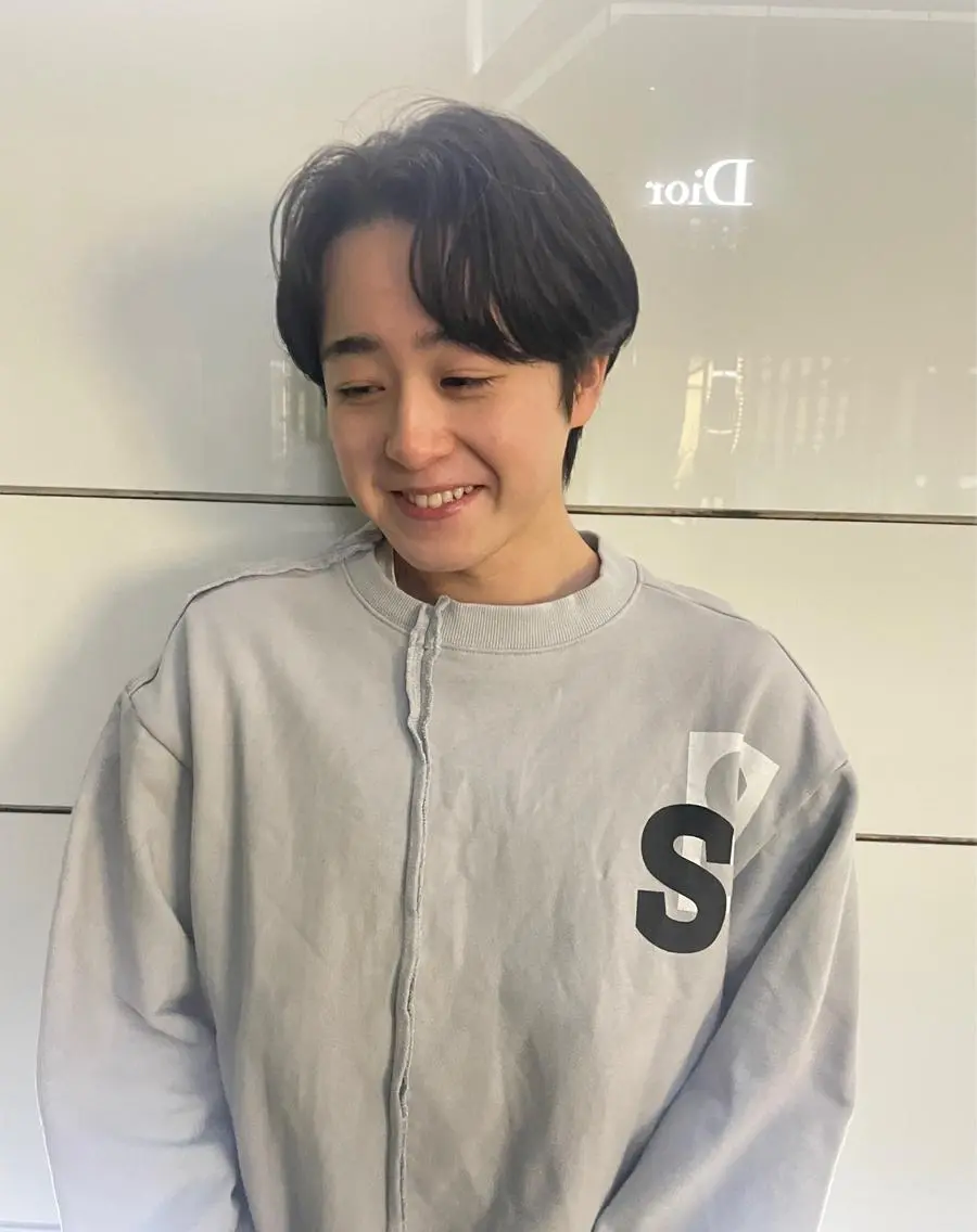 ショート パーマ メンズ メンズバレイヤージュ メンズブリーチ センターパート フェードカット メンズハイライト スパイラルパーマ 🌐hina⭐️のヘアスタイル