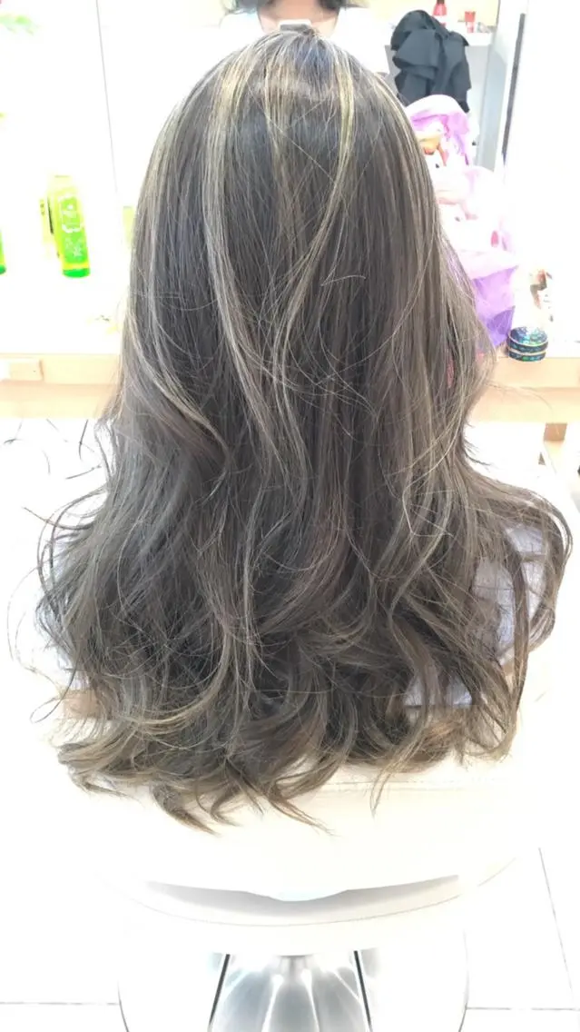 ロング カラー グレージュ ハイライトカラー ハイライト 小田原NO1 美容師 飯田飛翔のヘアスタイル