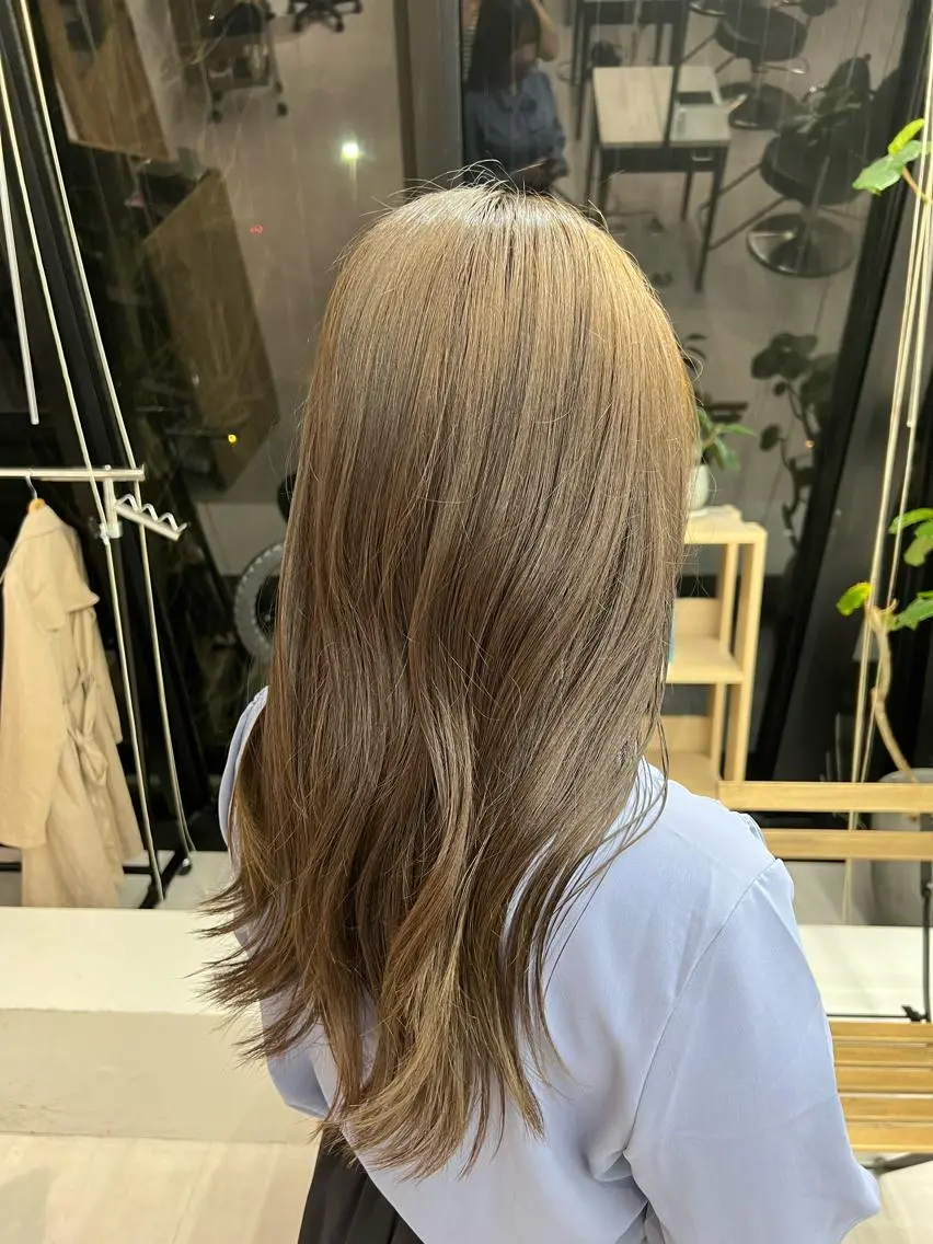 カラー ベージュカラー 小森聖奈 韓国風レイヤーカットのヘアスタイル
