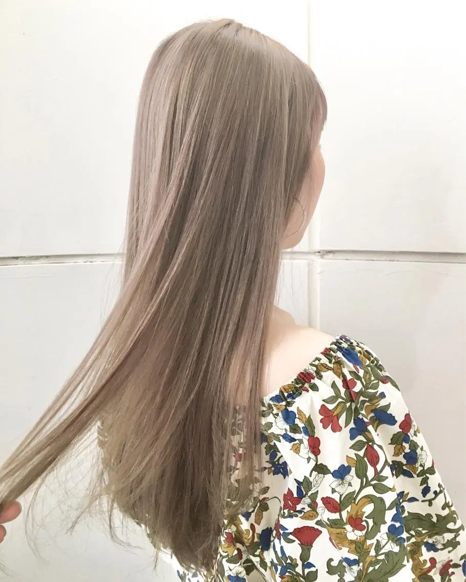ロング カラー ベージュカラー ブリーチ グレージュ イルミナカラー ミルクティーベージュ カット トリートメント LOVESTOIKE 堂本のヘアスタイル