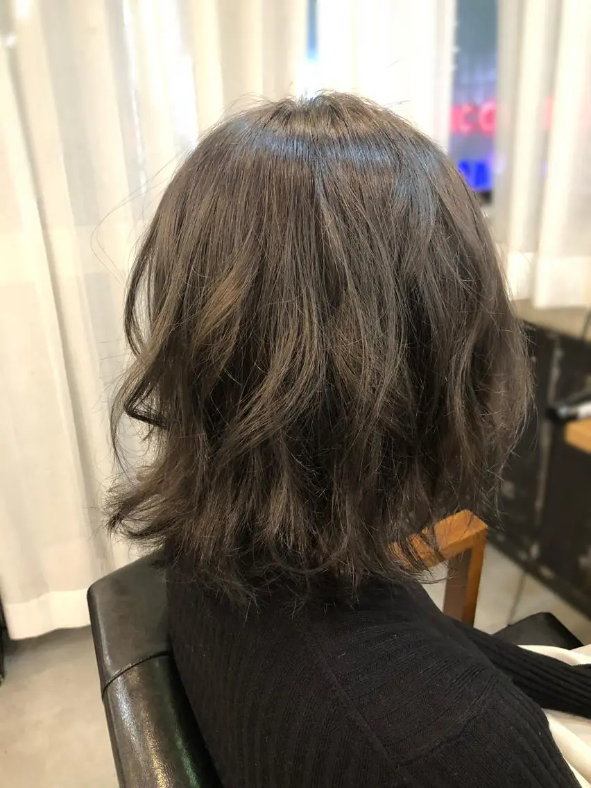ミディアム カラー ヘアアレンジ ブリーチ ケアブリーチ ダークグレー シルバー 美髪矯正 🌈髪質改善 山下のヘアスタイル