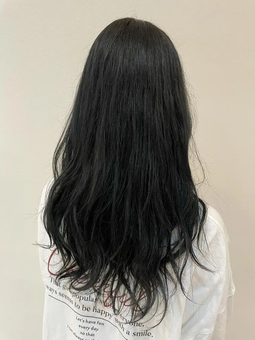 ロング カラー 黒髪 ブルーカラー ブルーブラック 韓国風ヘア 土屋 桃佳のヘアスタイル