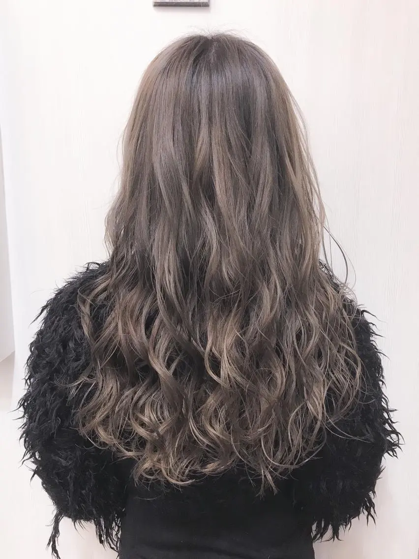 ロング カラー アディクシーカラー ベージュカラー ブリーチ 透明感カラー グレージュ .. meiのヘアスタイル