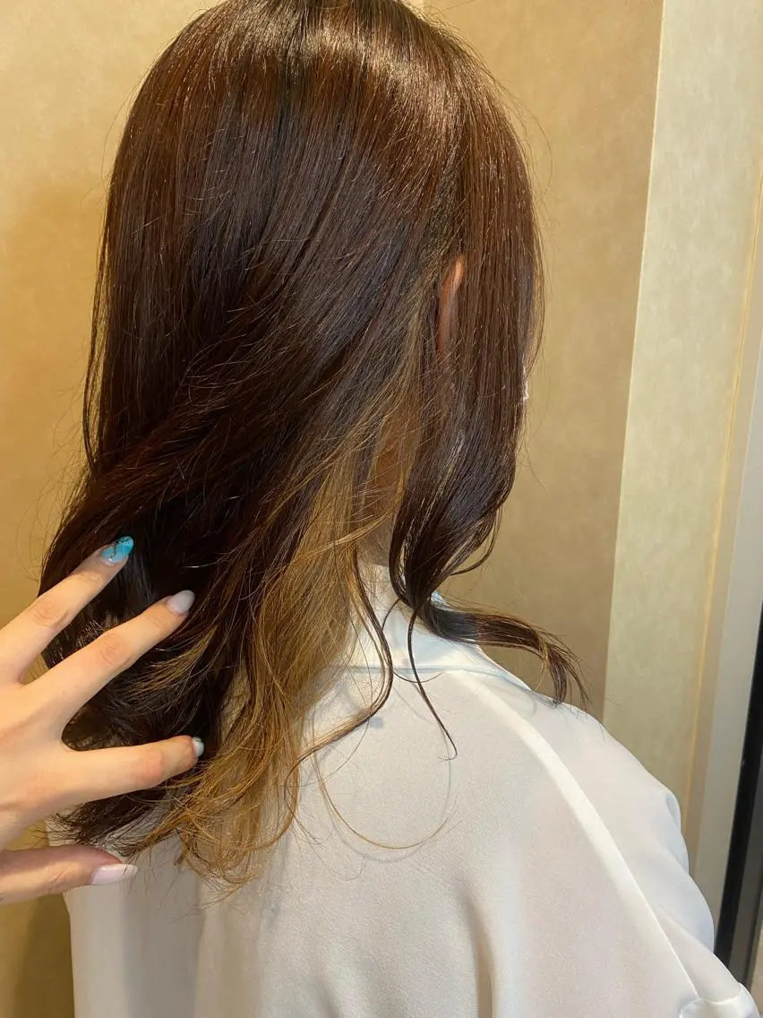セミロング カラー ブリーチ インナーカラー 小林 亜紀のヘアスタイル