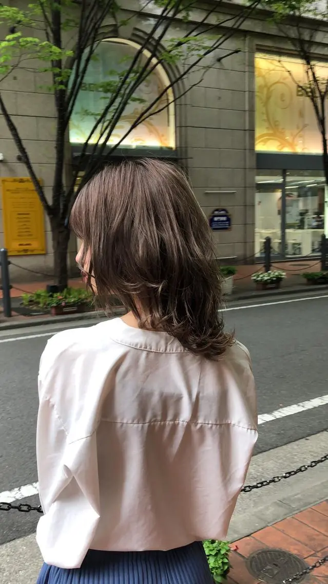 セミロング カラー グレージュ ミルクティーグレージュ GIEN 末吉 海斗のヘアスタイル