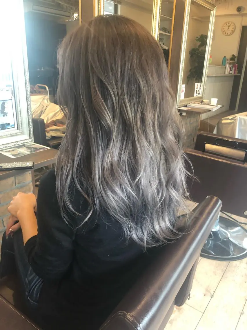 セミロング カラー グラデーションカラー シルバー ホワイトシルバー 美髪・艶髪特化美容師 RYOJIのヘアスタイル