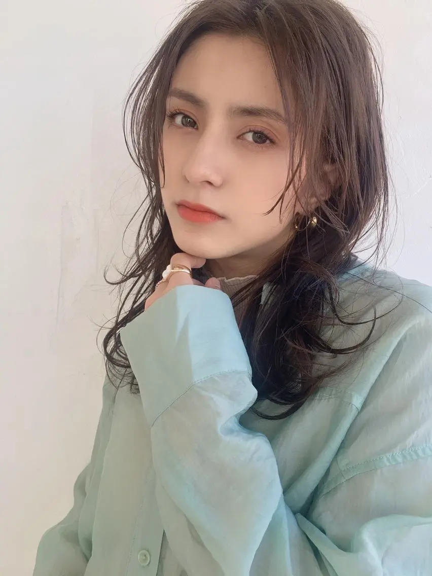 セミロング 鎌倉 彩のヘアスタイル