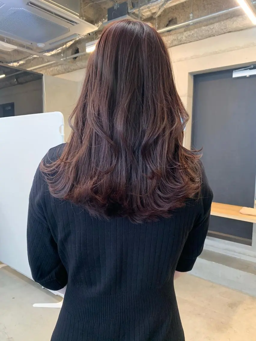 ミディアム カラー イヤリングカラー グレージュ インナーカラー くびれヘア 髪質改善 カット ヘアカラー トリートメント 透明感/オリーブ/ グレージュ/YUKAのヘアスタイル