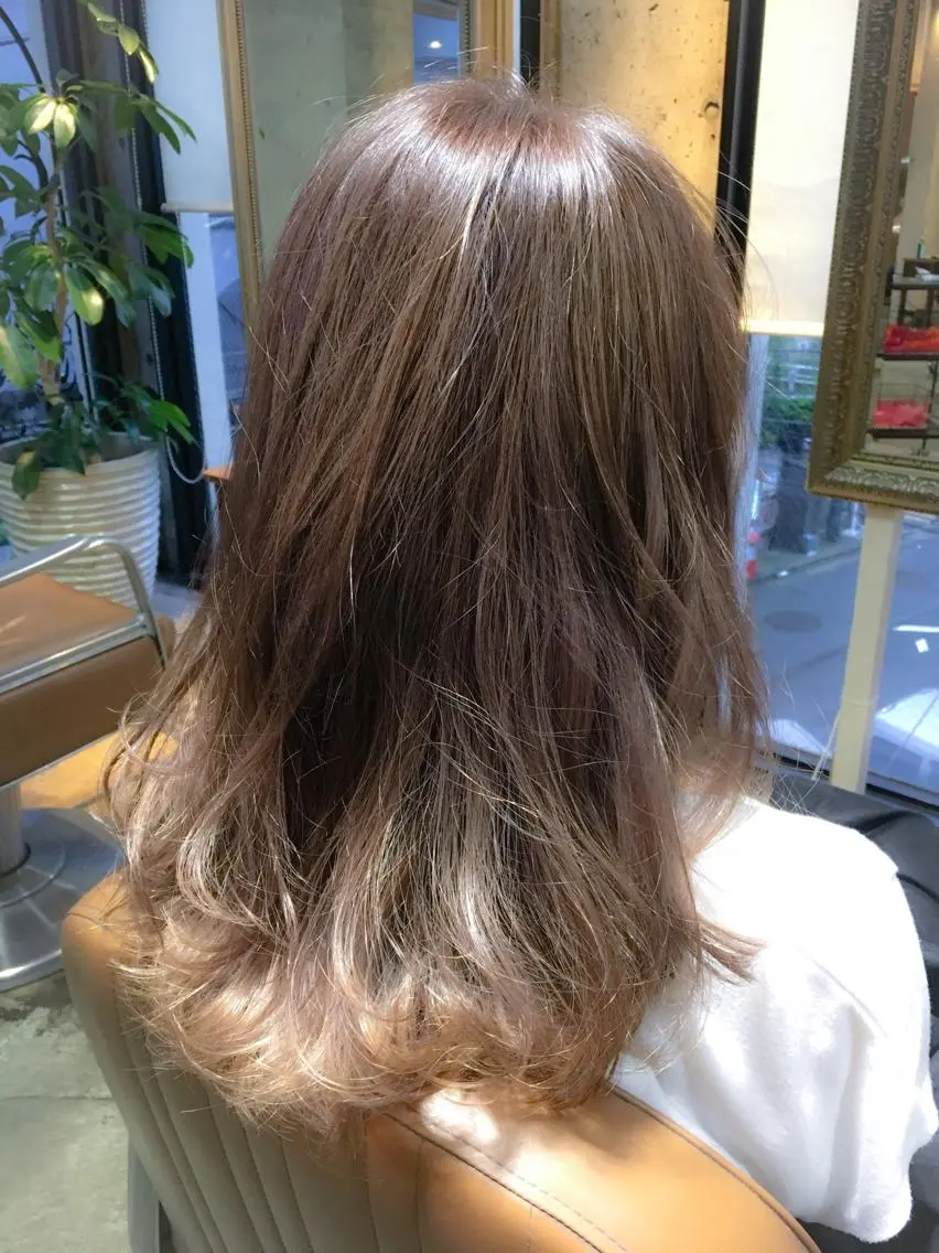 ロング カラー アッシュ ベージュカラー 透明感カラー レイヤーカット ローレイヤー 北條 優輝のヘアスタイル