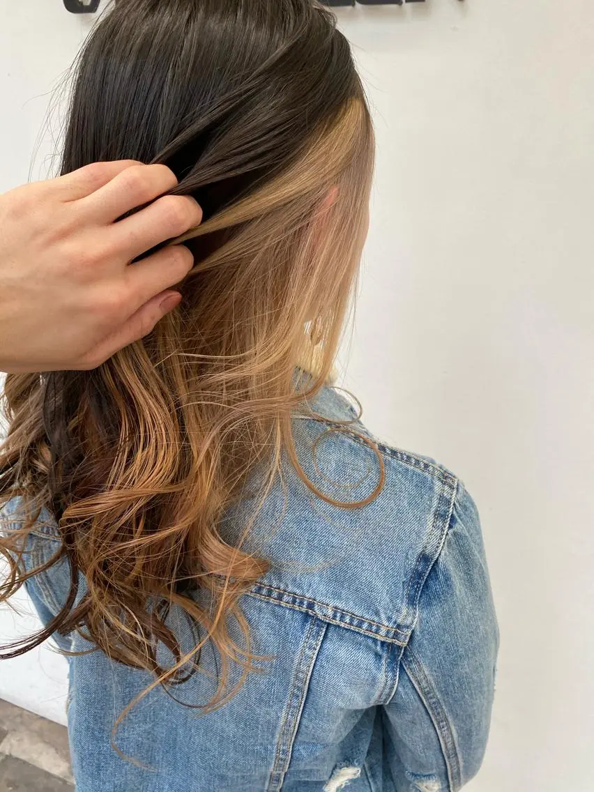 セミロング カラー グレージュ インナーカラー ミルクティーグレージュ 東條 克義のヘアスタイル