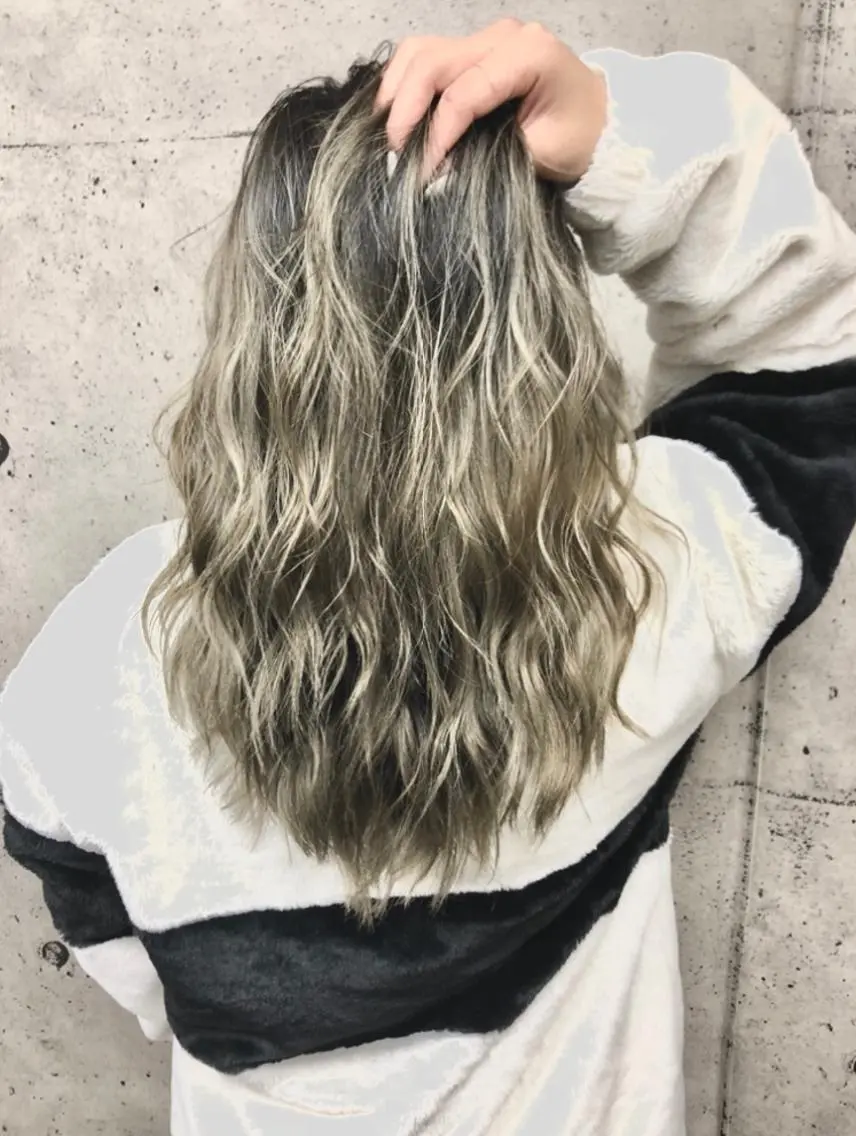ロング カラー アッシュ アッシュグレー バレイヤージュ レイヤーカット 奥山義進/大宮 /ダブルカラーのヘアスタイル