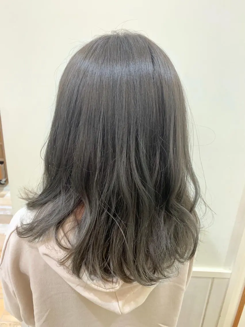 ミディアム カラー アッシュ 透明感カラー グレージュ ハイライトカラー オリーブグレージュ ぱつっとボブ/ 小野あかねのヘアスタイル