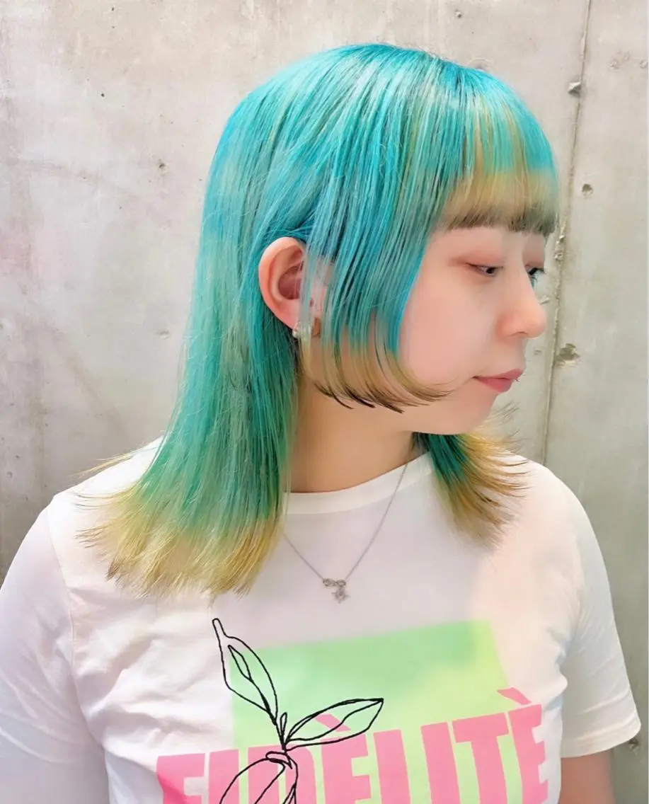 ミディアム カラー ブルーカラー 姫カット ヘアカラー 派手髪デザインカラー ヒロカのヘアスタイル