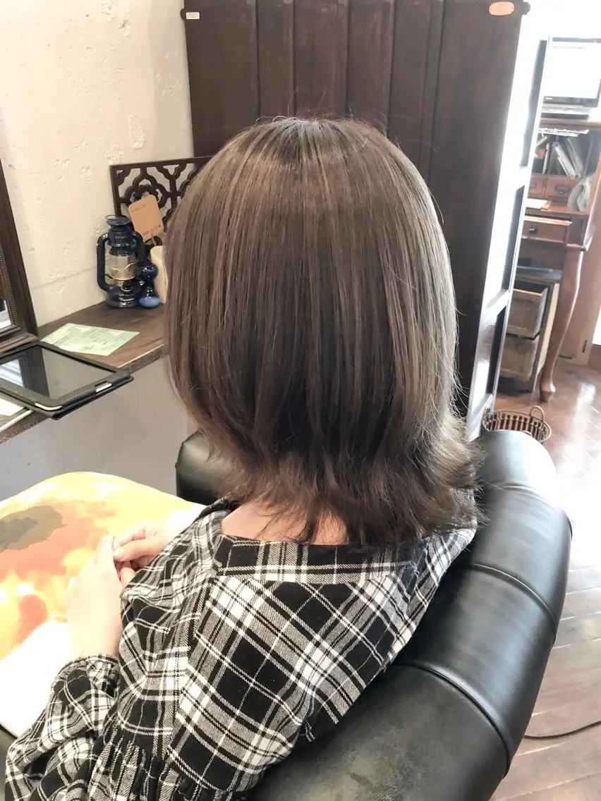 ミディアム カラー グレージュ ハイライトカラー ハイライト ヘアカラー いしだ みさきのヘアスタイル