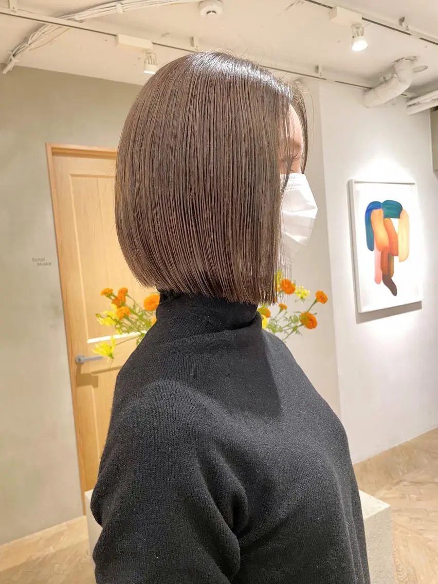 ミディアム 切りっぱなしボブ ラベンダーベージュ ボブ ヘアカラー トリートメント ボブ/縮毛矯正 🌟梅田盛一🌟のヘアスタイル