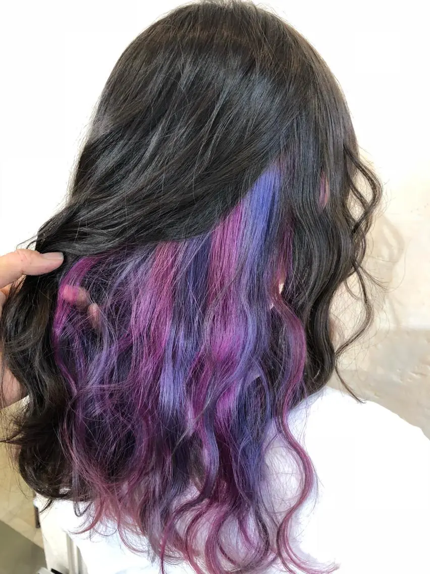 セミロング カラー インナーカラー バイオレットカラー 海外レイヤー/ 梅田美容室のヘアスタイル