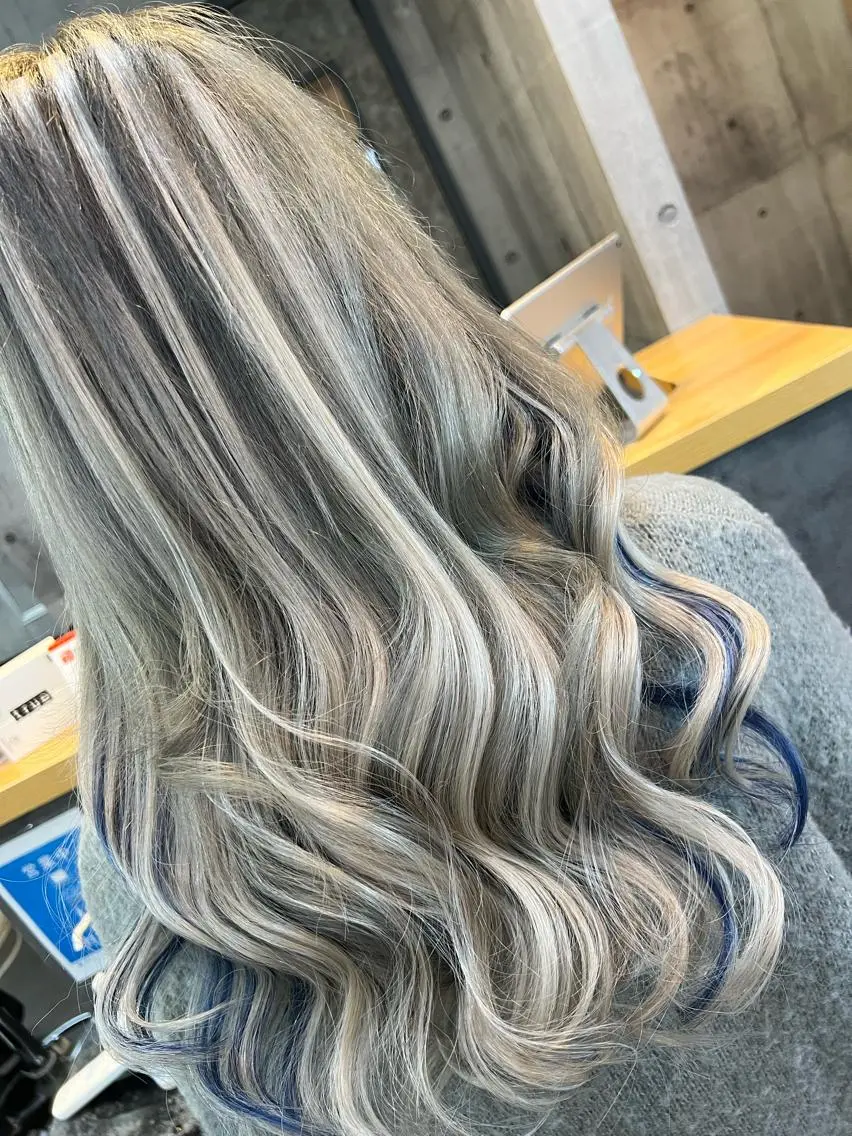 ロング カラー パーマ ヘアアレンジ メンズ キッズ ネイル マツエク・マツパ アイブロウ シールエクステ メンズバレイヤージュ メンズハイライト メンズインナーカラー メンズ韓国風 ミルクティーハイトー ン💖Mikaのヘアスタイル