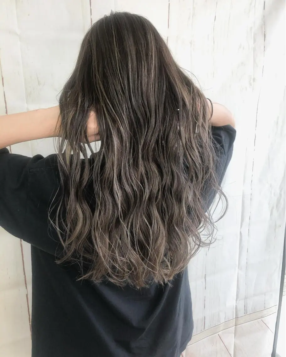 ロング カラー ベージュカラー ハイライトカラー ハイライト ハイライトカラー✨ グレージュ✨鎌倉光洋のヘアスタイル