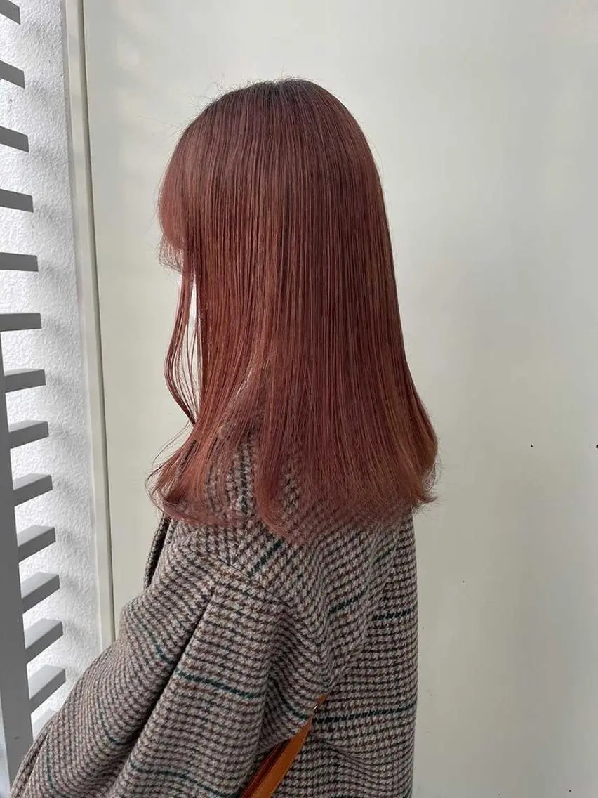 セミロング カラー ヘアカラー 韓国🇰🇷レイヤー 映える顔周り🩷のヘアスタイル