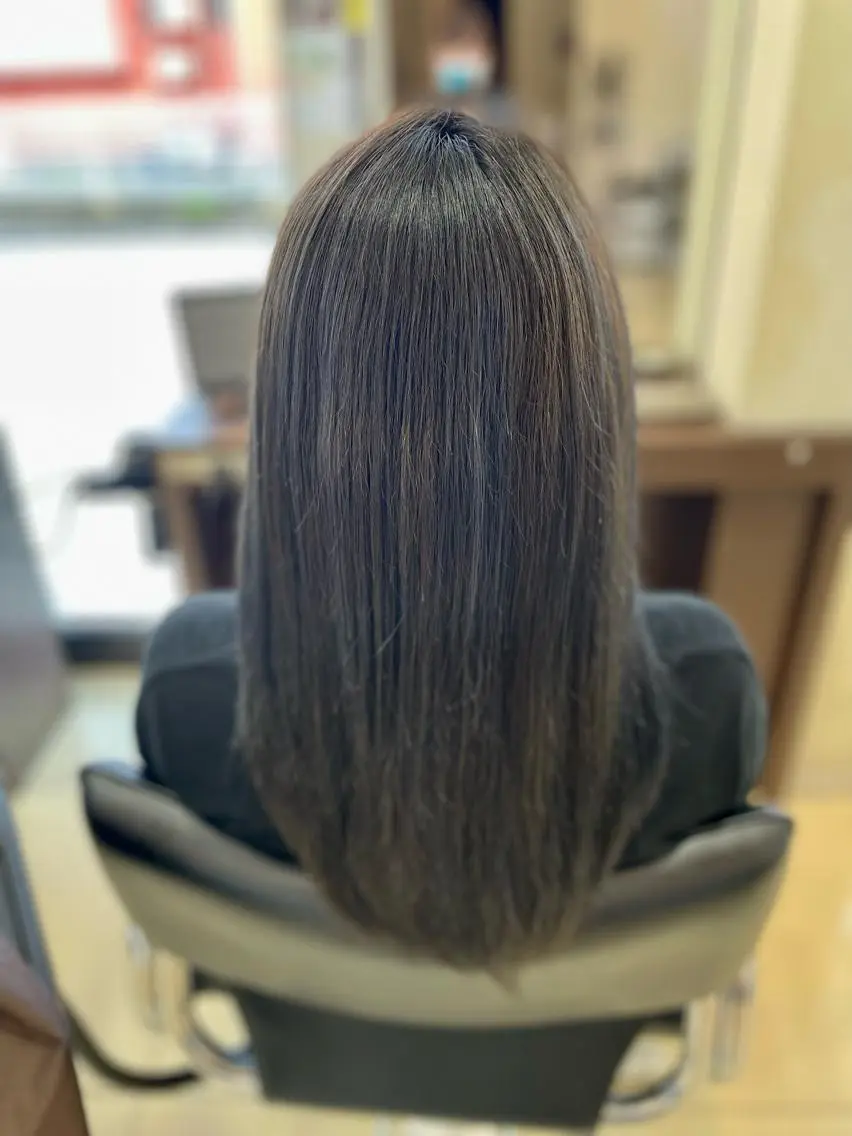 セミロング カラー アッシュ ハイライトカラー シルバー シルバーアッシュ ハイライト 嶌田 沙紀のヘアスタイル