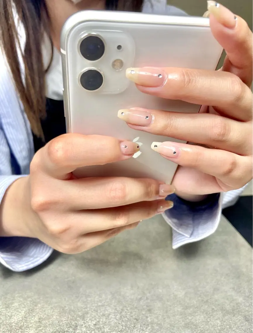 ネイル キラキラネイル 韓国ネイル オフィスネイル シンプルネイル ストーンネイル salon de oct.のネイルデザイン