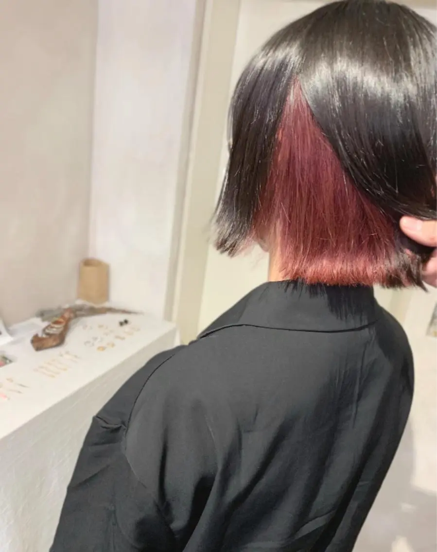 ショート カラー カシス インナーカラー ピンクカラー カット ヘアカラー トリートメント トリートメント /カラー/NAOKIのヘアスタイル