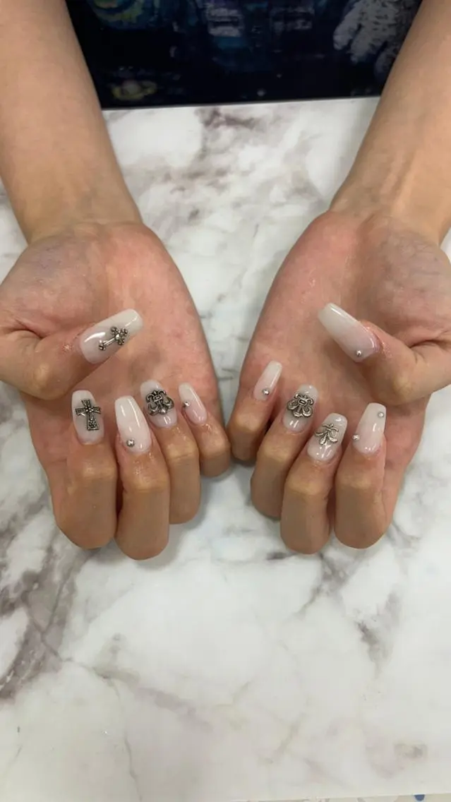 salon UNE LMA見習いスタッフのネイルデザイン