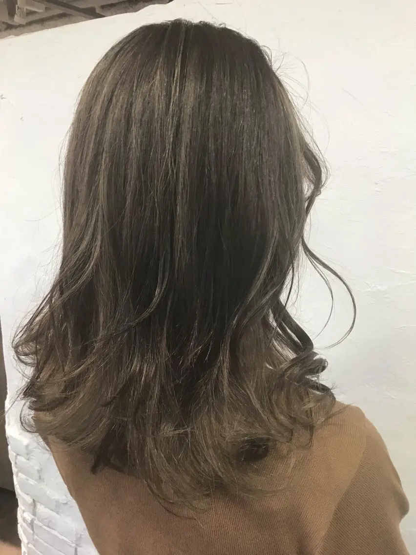 セミロング カラー グラデーションカラー ハイライトカラー ハイライト 伊藤 優希のヘアスタイル