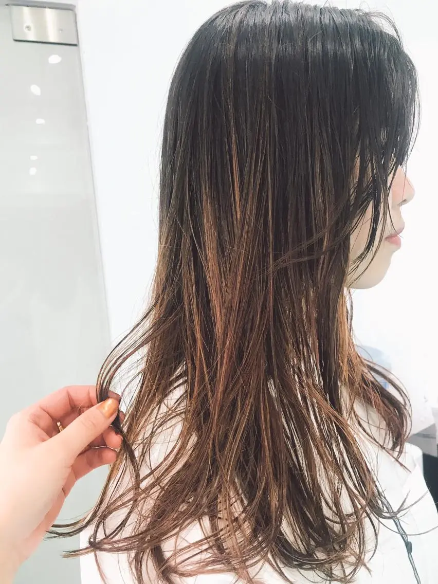 カラー グラデーションカラー ハイライトカラー 💓パーマ，💗 レイヤーカットのヘアスタイル