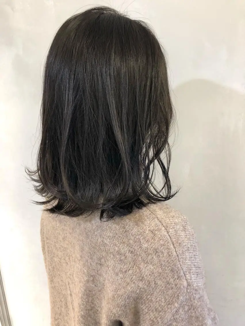 ミディアム カラー ベージュカラー グレージュ オリーブベージュ 外ハネヘア 徳本 駿太のヘアスタイル