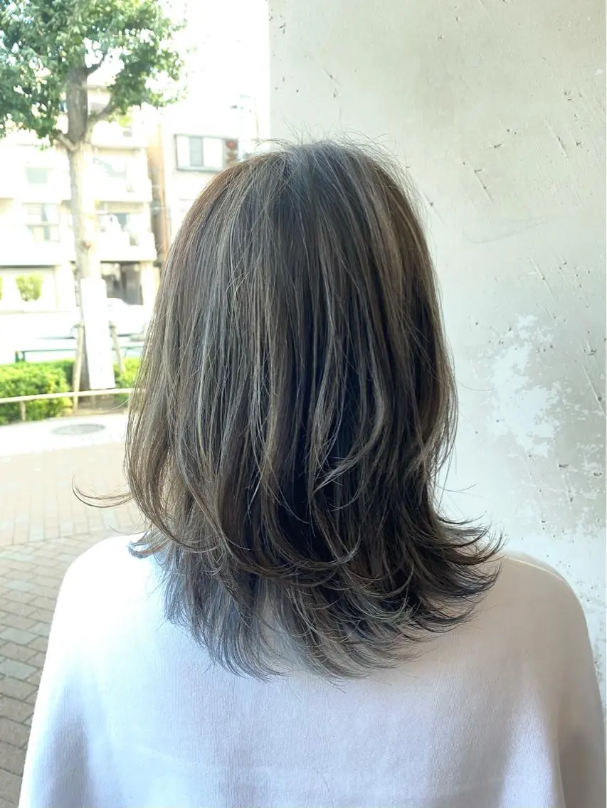 ミディアム カラー グレージュ ハイライトカラー ハイライト 森 早希絵のヘアスタイル