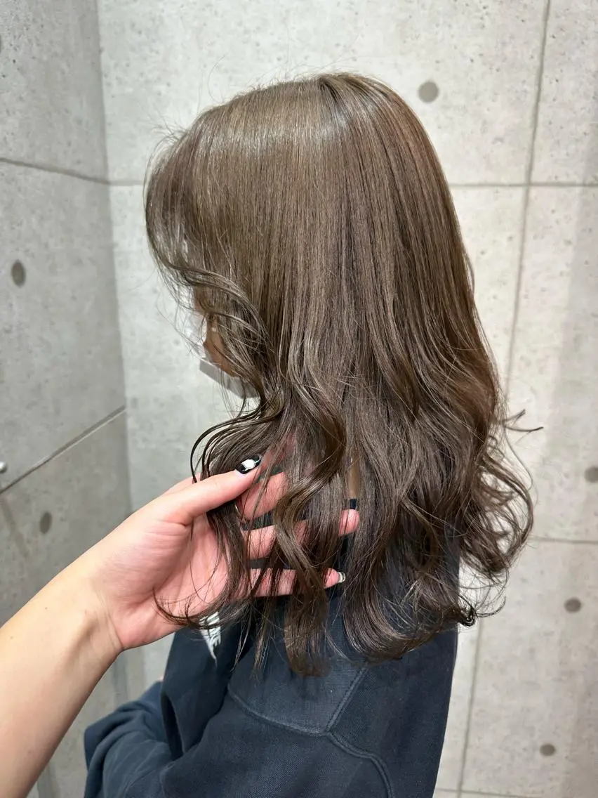 ミディアム カラー ベージュカラー 透明感カラー オリーブベージュ 遠藤沙也加 /レイヤーカットのヘアスタイル