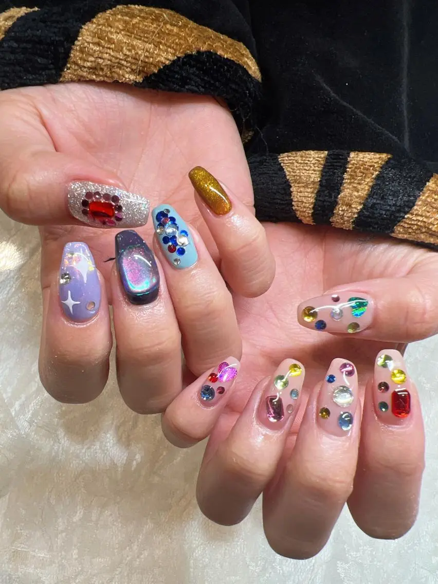 ネイル キラキラネイル ストーンネイル nailist yuiのネイルデザイン