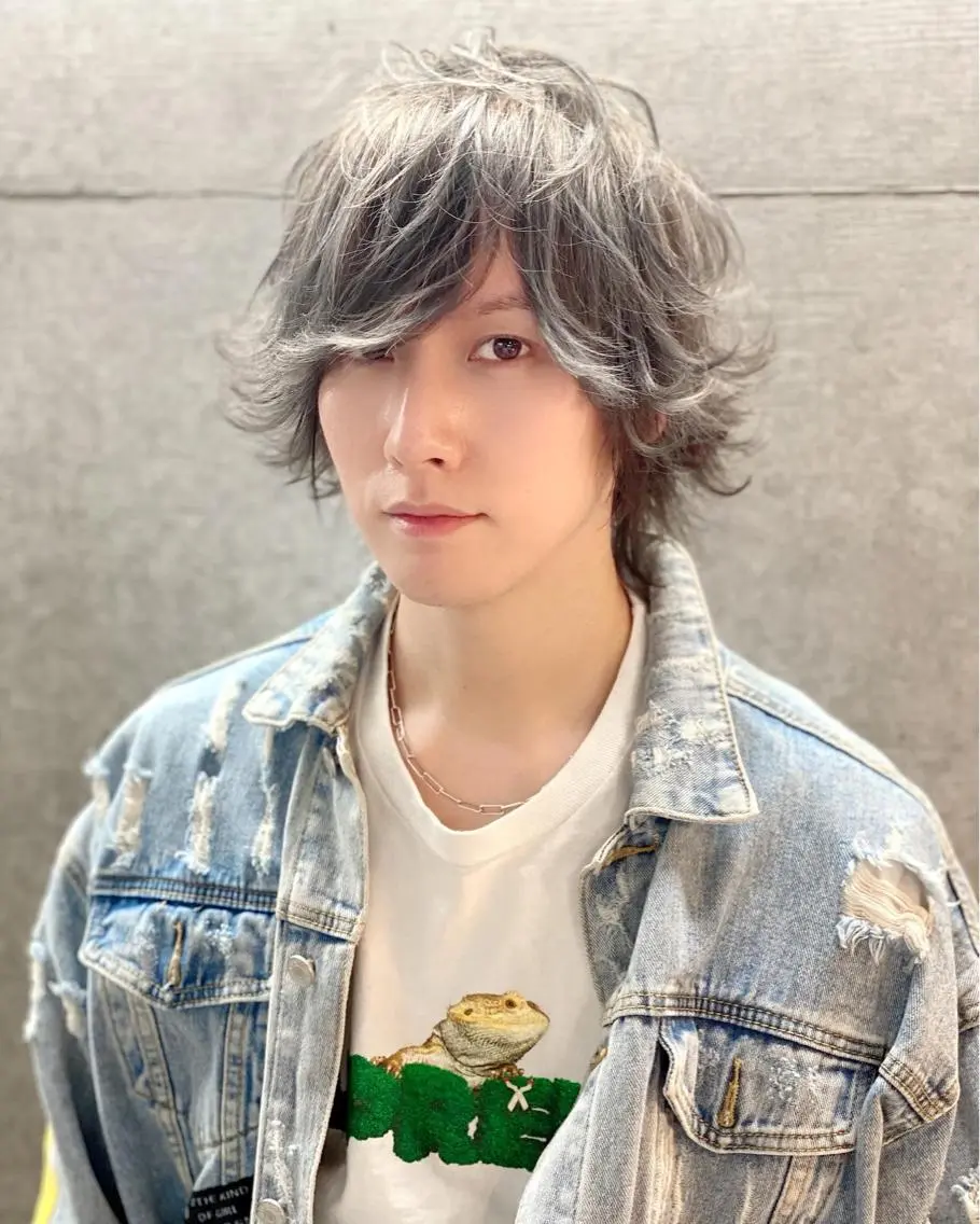 ミディアム メンズ メンズバレイヤージュ センターパート メンズハイライト メンズインナーカラー マッシュ 原宿アンリ 山下卓也のヘアスタイル
