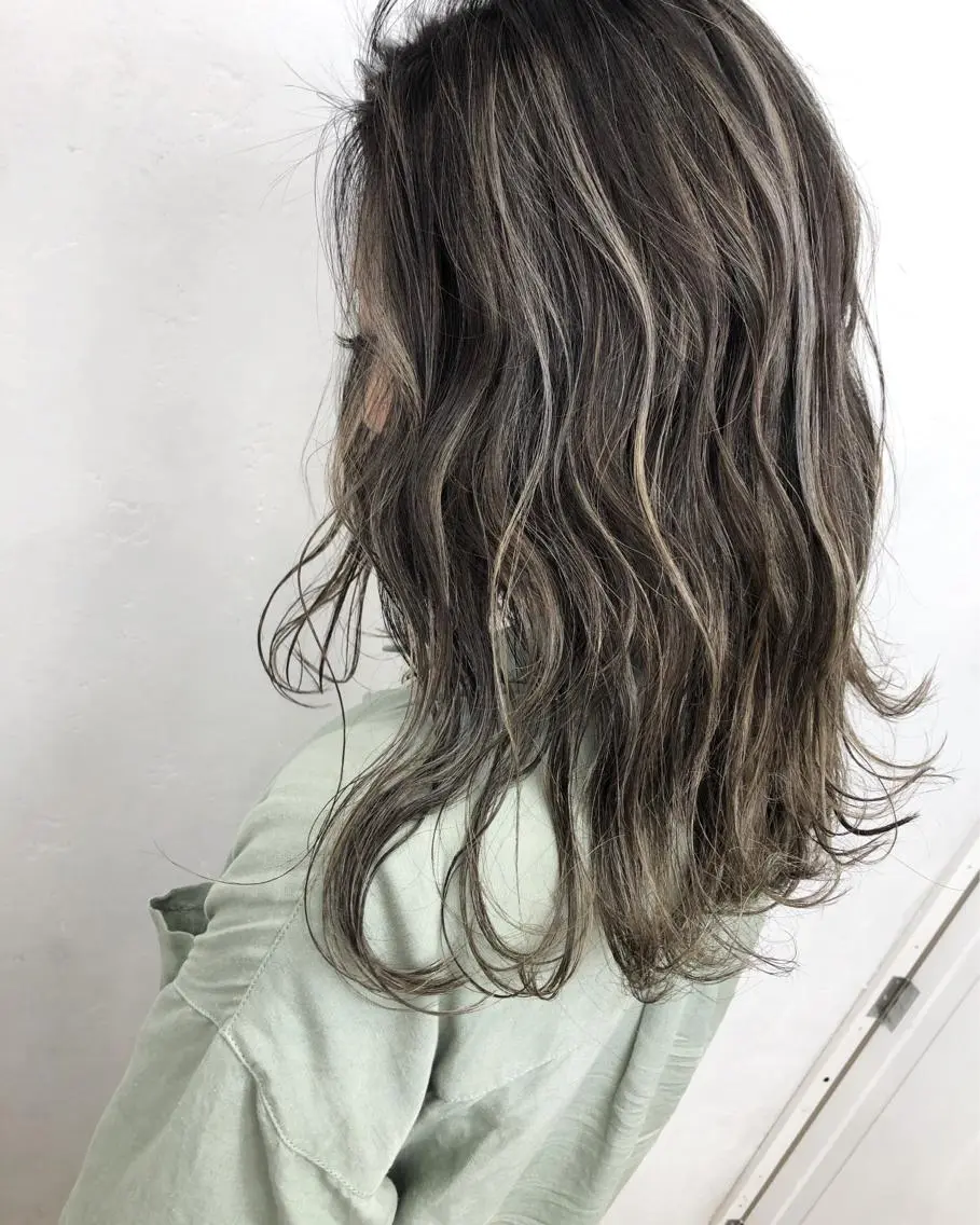 セミロング カラー ハイライトカラー ハイライト ヘアカラー トリートメント ブリーチカラーレイヤ ーカット🦋annaのヘアスタイル