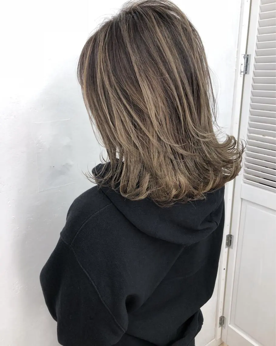 ミディアム カラー バレイヤージュ ハイライトカラー ハイライト レイヤーカット ヘアカラー トリートメント ブリーチカラーレイヤ ーカット🦋annaのヘアスタイル