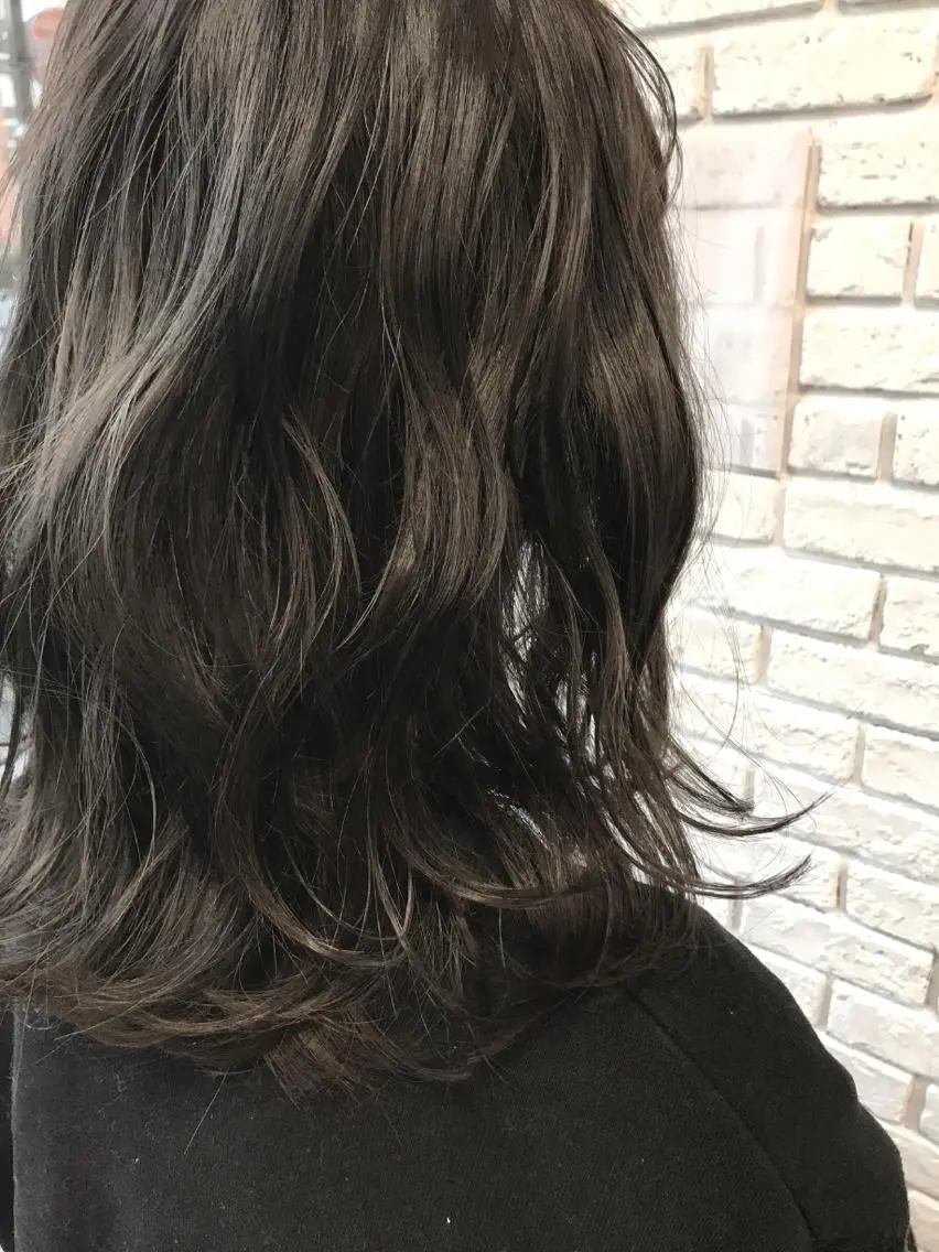 ミディアム カラー ブリーチ グレージュ ブリーチなしカラー 日比 貴大/ minim hairのヘアスタイル