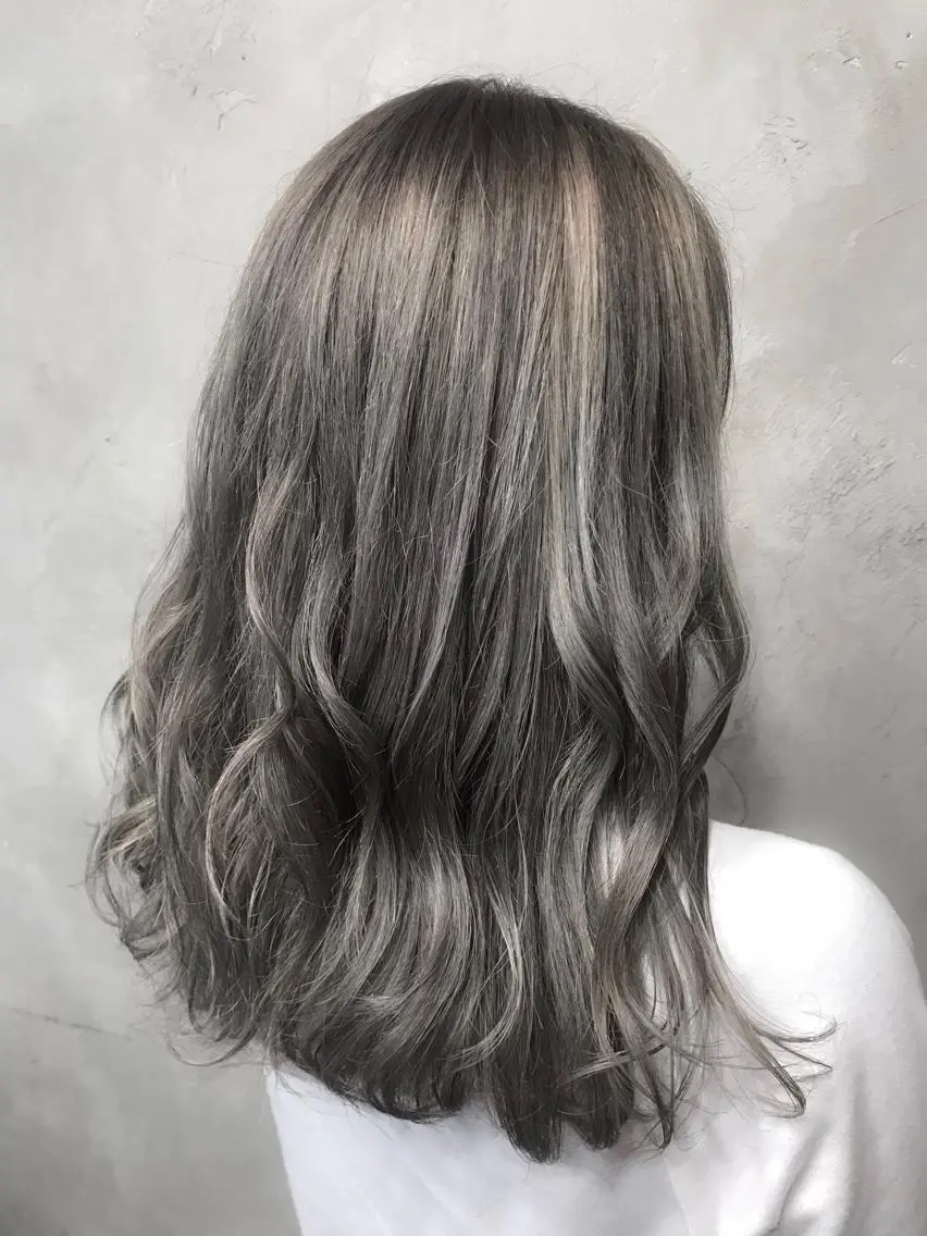 セミロング カラー パーマ シルバー ホワイトシルバー 🌈髪質改善💕 縮毛矯正✨青木まで✨のヘアスタイル
