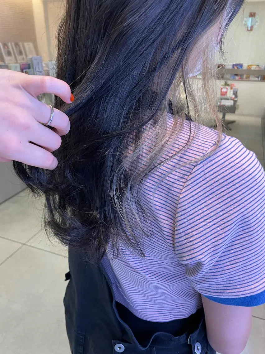 ロング カラー ベージュカラー インナーカラー ホワイトベージュ カット ヘアカラー 松佐 ゆかりのヘアスタイル