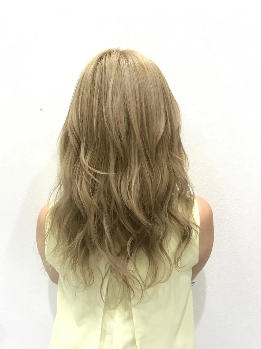 セミロング ブリーチカラー☆ 再生トリートメントのヘアスタイル