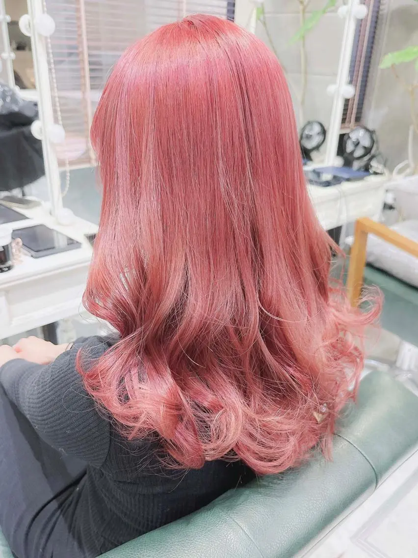 ロング カラー ヘアアレンジ ブリーチ ハイトーンカラー レッドカラー Days 透明感カラーのヘアスタイル