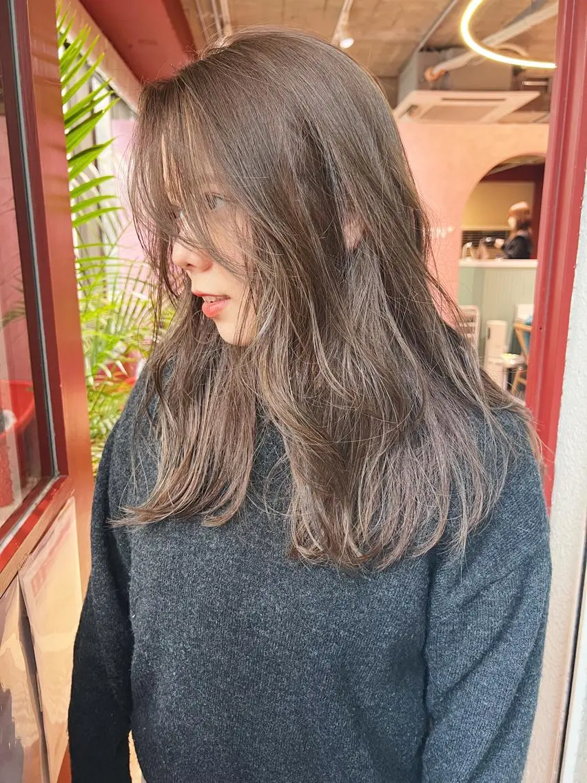 セミロング カラー ハイライトカラー ハイライト ヘアカラー トリートメント レイヤーカット 鈴木駿介のヘアスタイル