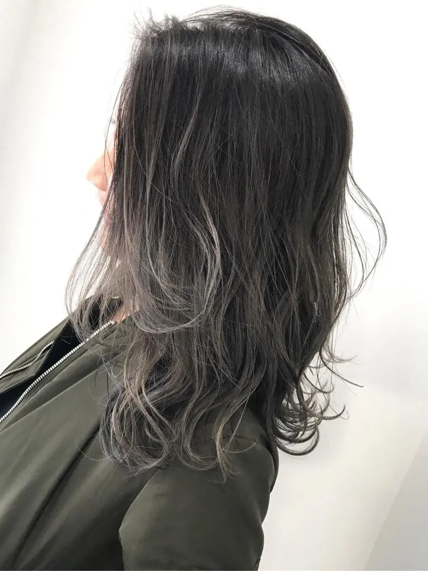 ミディアム カラー アッシュ アッシュグレー グラデーションカラー 若杉 諒のヘアスタイル
