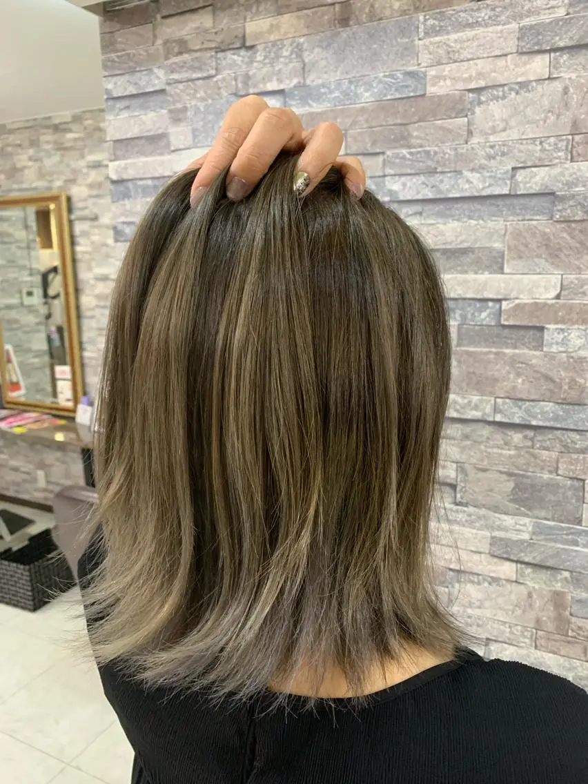 ミディアム レイヤーカット ヘアカラー ハイトーン Arphyのヘアスタイル