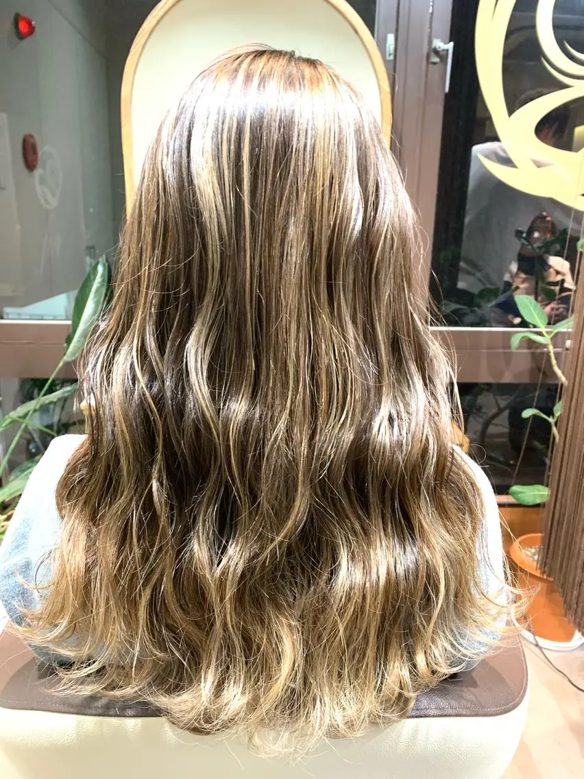 ロング レイヤーカット ハイトーン得意😍 Lumiereのヘアスタイル