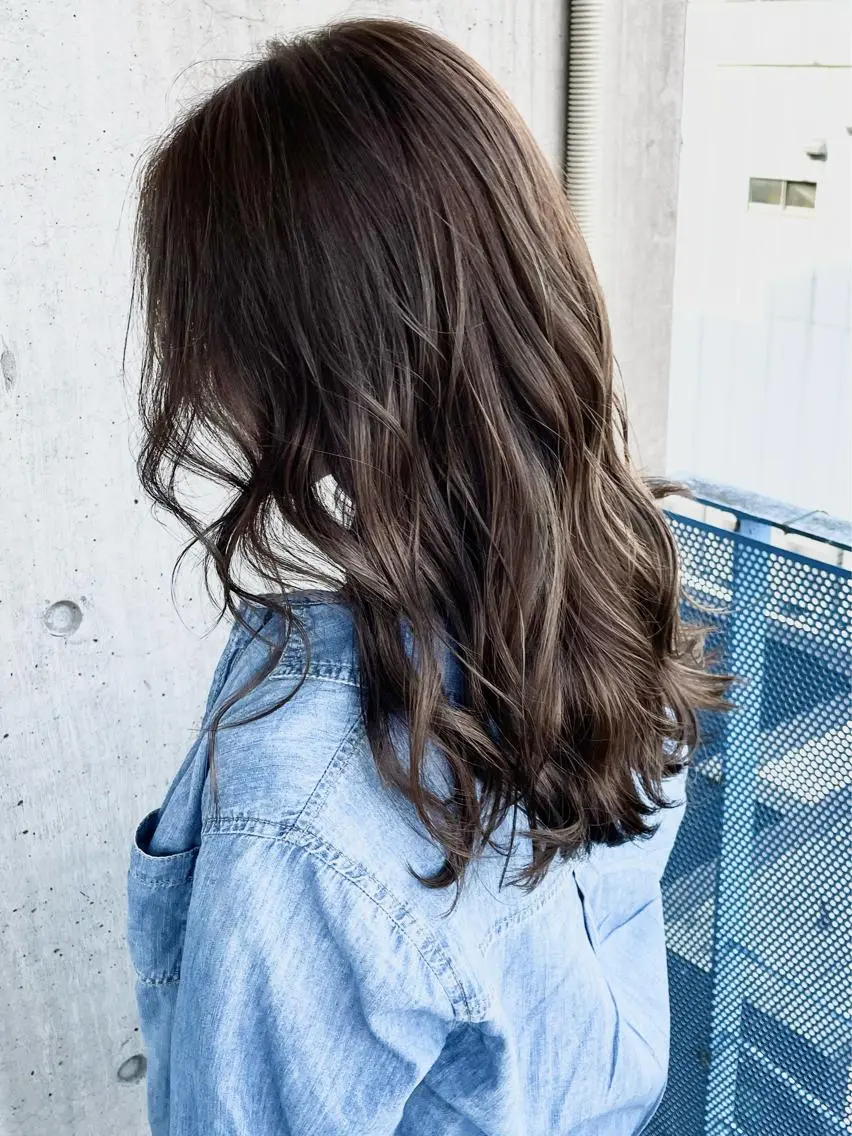セミロング ハイライト 🌟透明感カラー 🌟松岡勇輝のヘアスタイル
