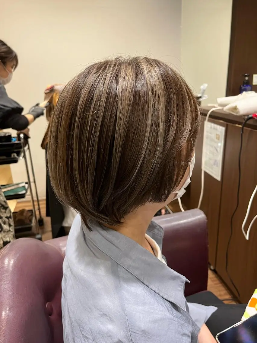 ショート カラー グレージュ ハイライトカラー ハイライト カット ヘアカラー 松崎 崇のヘアスタイル