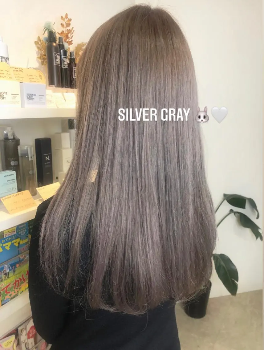 ロング カラー ブリーチ 透明感カラー シルバー ヘアカラー Rina  のヘアスタイル