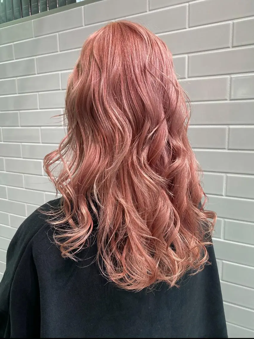 ロング カラー ピンクカラー mao/天神ブリーチ ハイトーンカラーのヘアスタイル