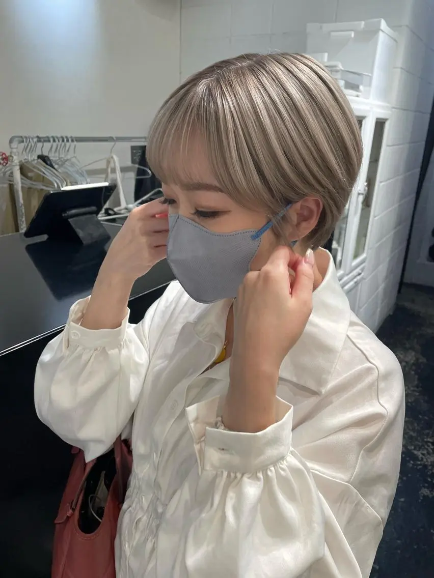 ショート カラー パーマ ヘアアレンジ メンズ キッズ ネイル マツエク・マツパ アイブロウ メンズブリーチ ベージュカラー ブリーチ ホワイトベージュ ホワイト カット ヘアカラー トリートメント 艶ハイトーン/ヘア アレンジAYAKAのヘアスタイル